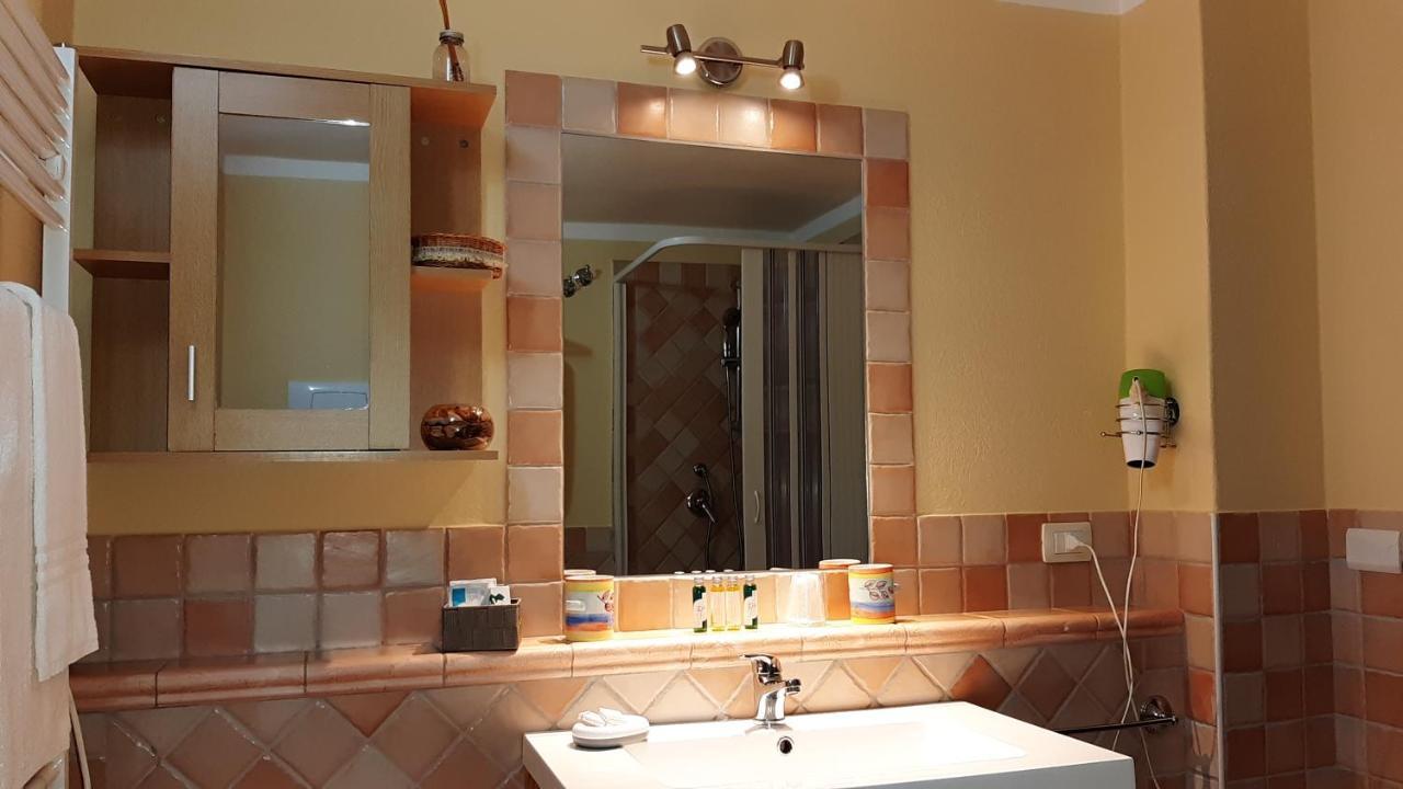 Li Muntigeddi Hotel San Teodoro  Luaran gambar