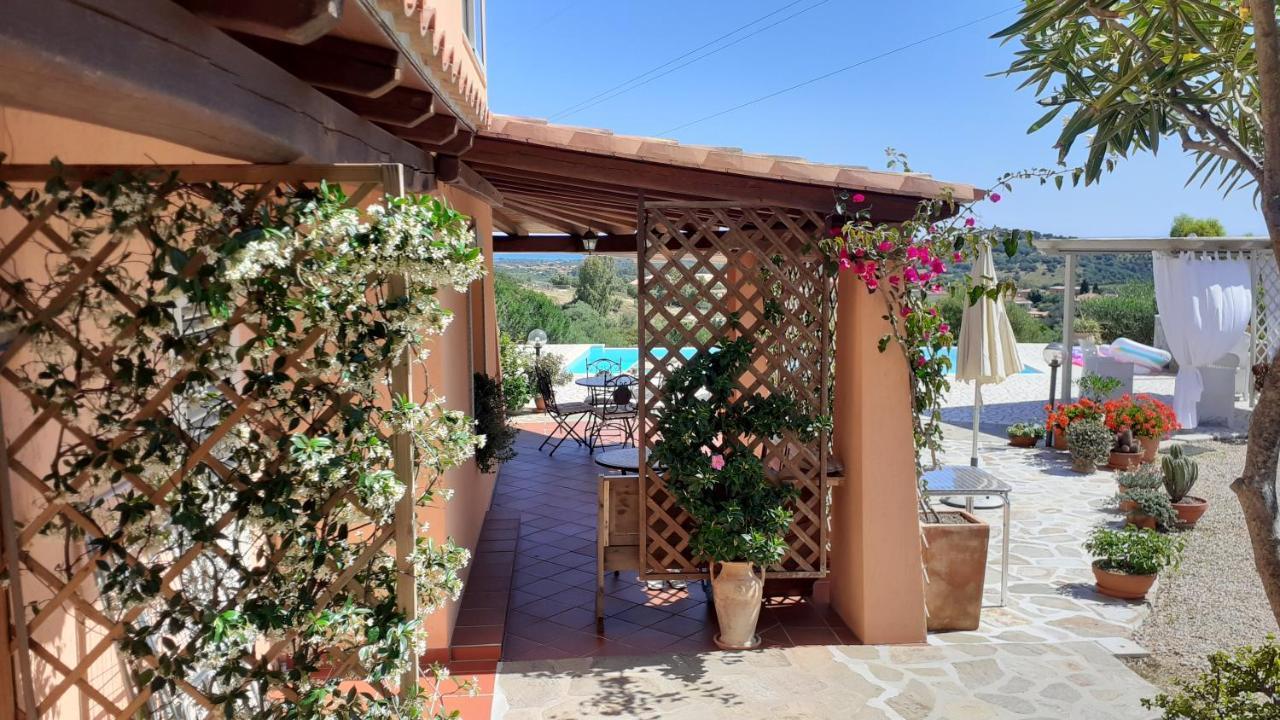 Li Muntigeddi Hotel San Teodoro  Luaran gambar
